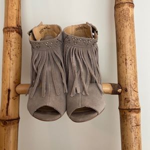 Chinese Laundry Boho fringe high heels in size 6